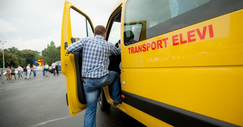 Un primar din Iaşi amenință că va suspenda microbuzul școlar și va reduce aprovizionarea cu hârtie igienică pentru elevii care nu au obținut rezultate bune la învățătură.