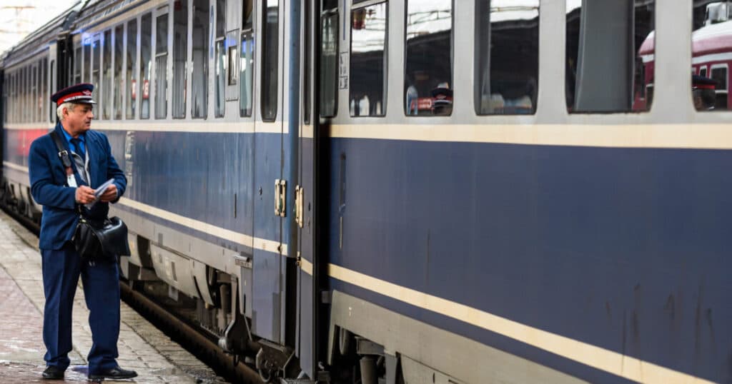 Un tânăr a fost înjunghiat de către un alt tânăr în tren. Trenul s-a oprit de urgență, iar victima a fost transportată la spital.