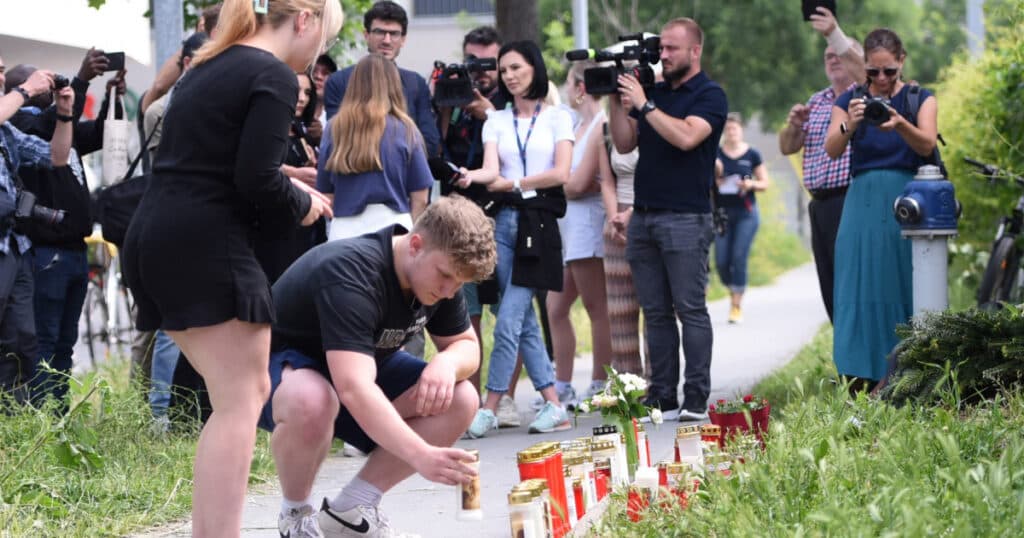 Unul dintre cei doi elevi români răniți în atacul din Austria, împușcat de patru ori, a fost supus unei intervenții chirurgicale de urgență. Ce declarație a făcut mama sa?