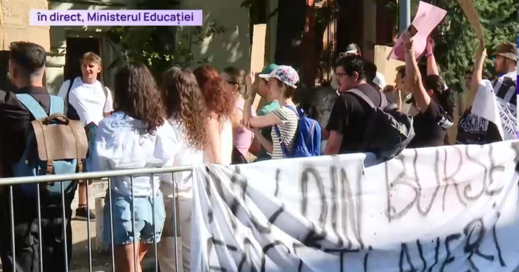 A doua zi de proteste împotriva tăierilor de burse: Elevii se alătură studenților în stradă, nemulțumiți de noile măsuri
