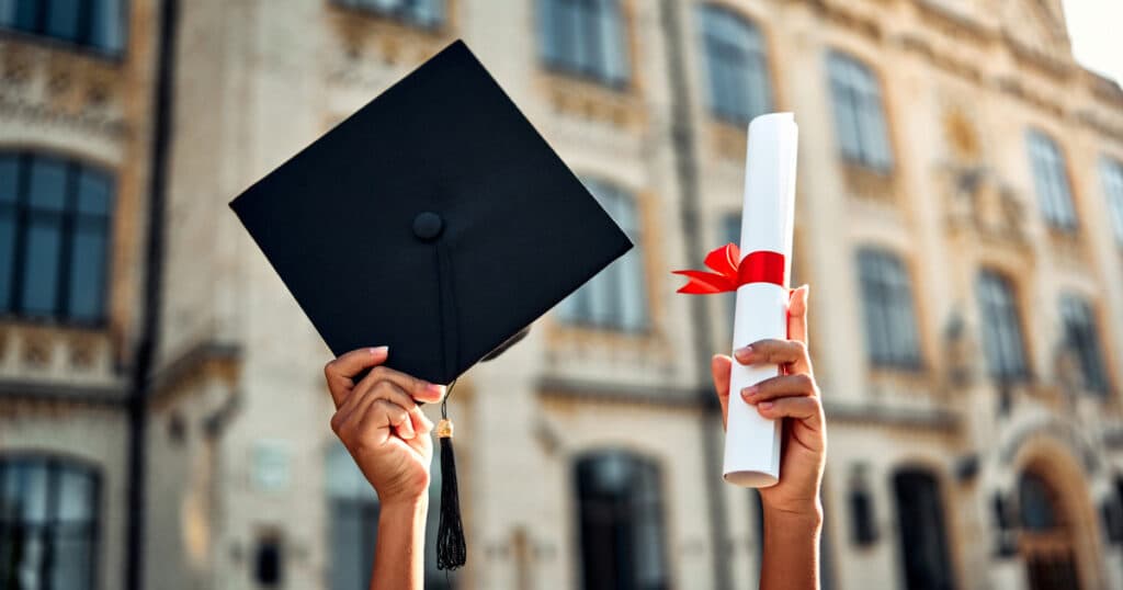 Absolvenți de facultate la 70 de ani. Motivul pentru care au dorit să fie studenți la vârsta a treia: „Viața e frumoasă dacă o faci”