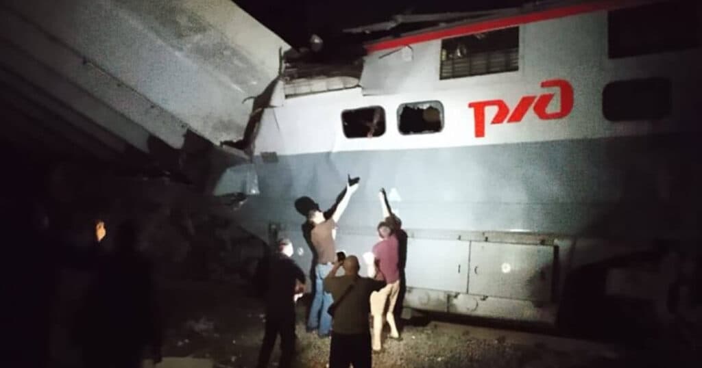Accident în Rusia: un pod s-a prăbușit peste un tren, provocând moartea a cel puțin șapte persoane.