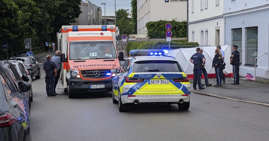 Alertă într-un oraș din Germania: un bărbat a intrat cu mașina într-un grup de oameni, iar în mulțime s-ar fi aflat soția și copilul său.