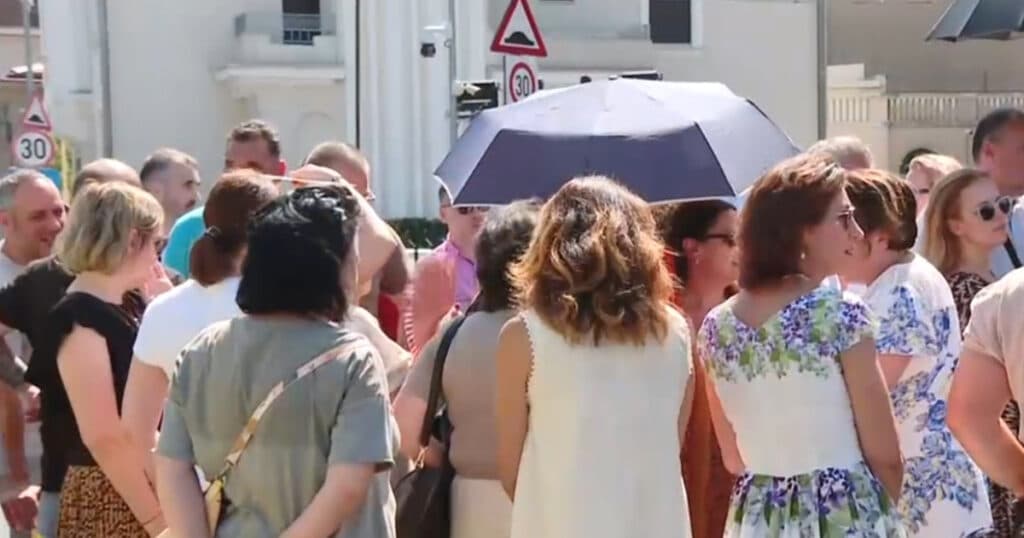 Angajații de la Guvern au protestat la Palatul Victoria din cauza reducerii sporurilor.