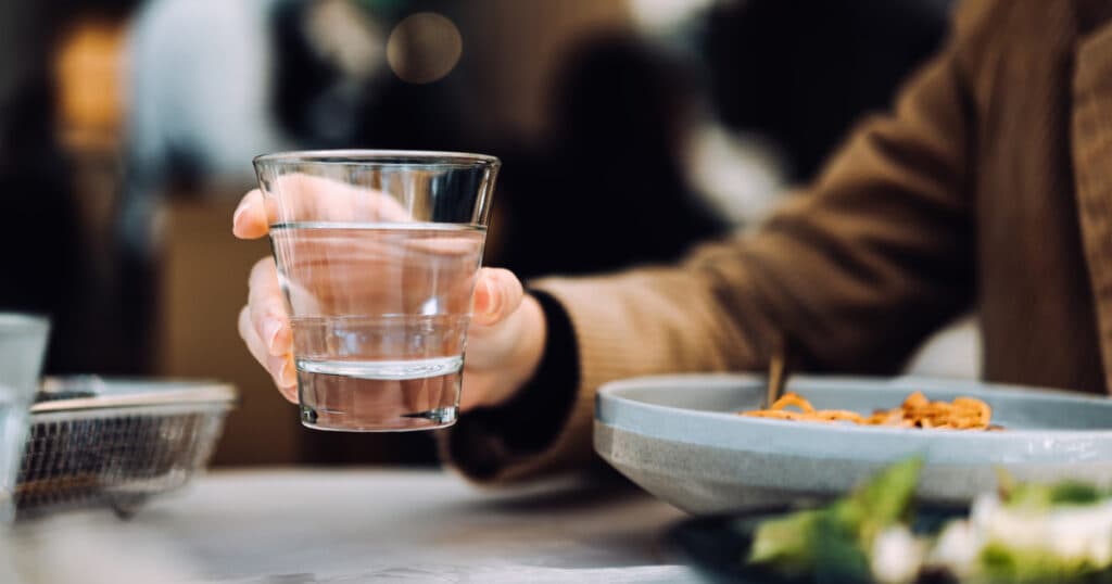 Apă gratis doar pe hârtie. Experiment Digi24: Cum încalcă restaurantele legea în vigoare de un an. „Noi nu dăm. Așa e politica firmei.”