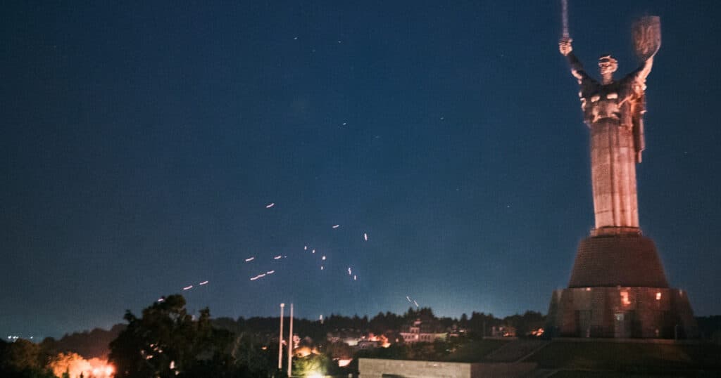 Atac rusesc masiv cu drone și rachete asupra Kievului: minimum patru decese și zeci de răniți. Alerte de raid în întreaga țară.