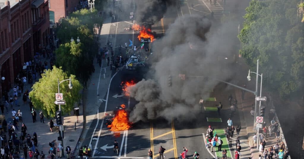 Autostrăzi blocate și mașini în flăcări: Proteste de amploare în Los Angeles. Trump solicită arestarea protestatarilor care poartă măști.