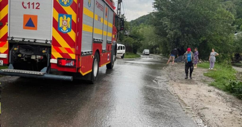 Cod roșu de grindină în Prahova și cod galben de inundații în Buzău și Argeș. Drumuri blocate și vehicule luate de ape.
