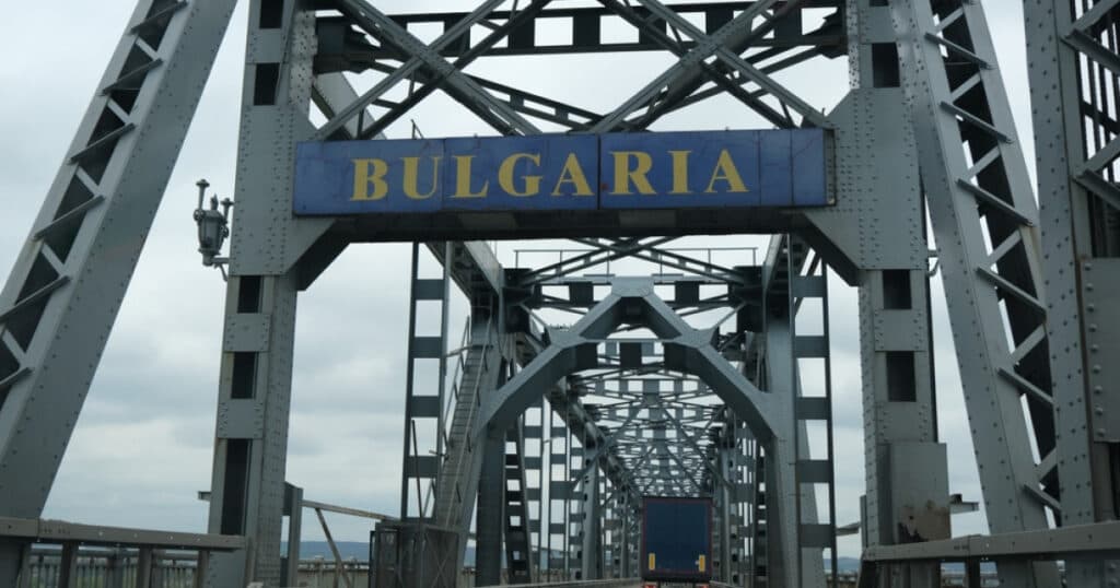 Coloană de mașini la ieșirea din România către Bulgaria. Restricții de circulație pe Podul Giurgiu–Ruse.