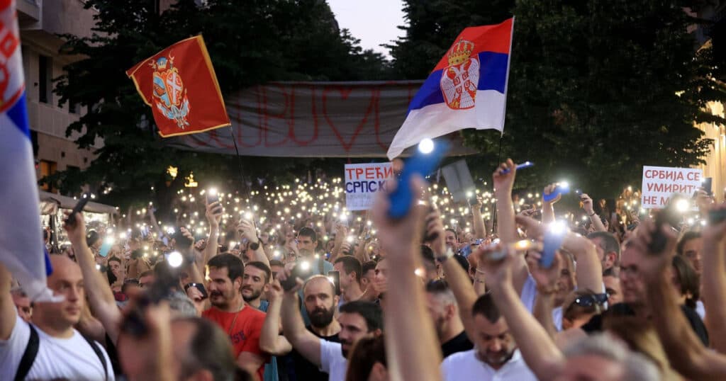 Confruntări violente la Belgrad, unde protestatarii solicită alegeri anticipate. Președintele sârb vorbește despre „o lovitură de stat”