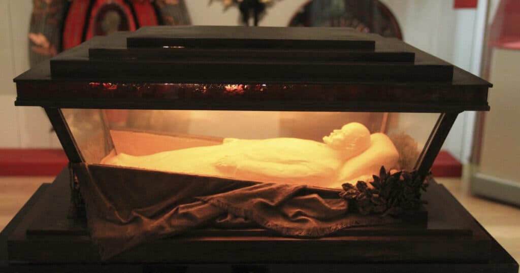 Cozi uriașe la Moscova pentru a vedea mumia lui Lenin. Mausoleul se va închide timp de doi ani.