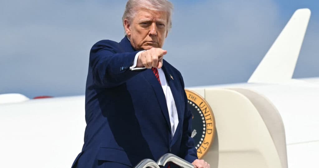 Donald Trump s-a împiedicat pe scara avionului și era să cadă. Ce declarații făcea el când Biden a avut parte de același incident.