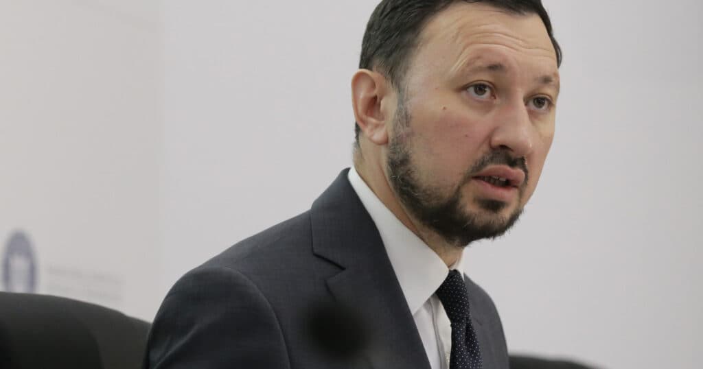 Fechet afirmă că este necesară o regândire a gestionării apelor pluviale. „Dacă mai ploua o oră, probabil că întreg Bucureștiul era sub ape.”