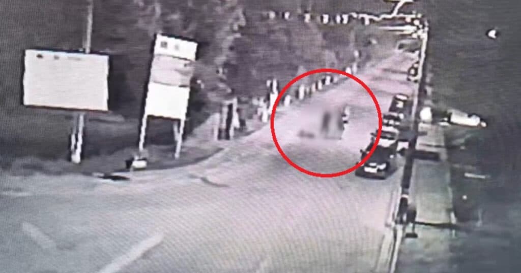 Filmarea crimei de la majorat. Cauza conflictului în urma căruia un tânăr din Galați a fost ucis în bătaie, în mijlocul străzii.