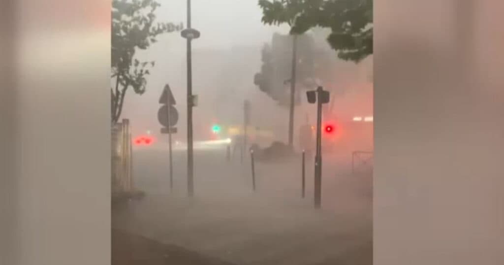 Furtunile violente au provocat moartea a cel puțin 2 persoane în Franța: Temperatura a scăzut cu peste 11 grade în doar 20 de minute.