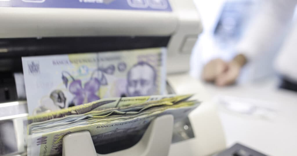 Guvernul ar putea introduce o taxă universală pe toate plățile din România.