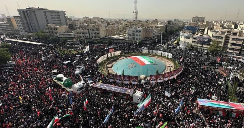 Imagini impresionante de la funeraliile de stat din Iran, unde 60 de militari și oameni de știință au fost uciși în atacuri israeliene.