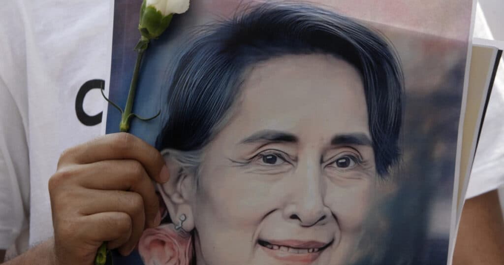Imagini rare și detalii în premieră din viața de după gratii a controversatei laureate a premiului Nobel pentru pace, Aung San Suu Kyi.
