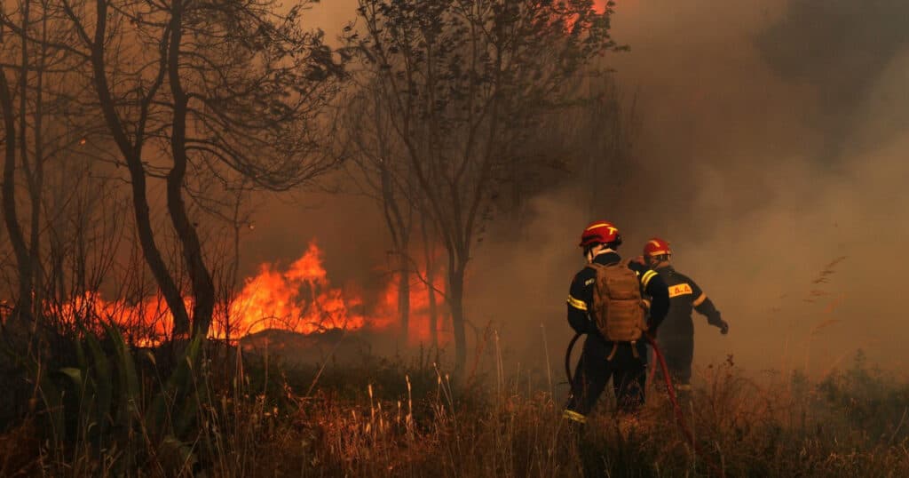 Incendii devastatoare de vegetație în apropierea Atenei. Case distruse, peste 50 de localnici evacuați.