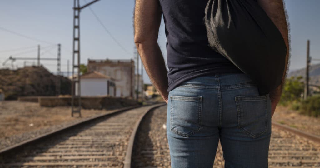 Inconștiență pe calea ferată. Cum își pun viața în pericol, în fiecare zi, sute de oameni în gările din România. „E riscul nostru”