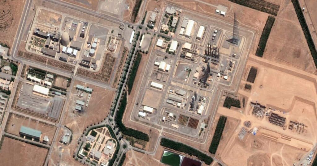 Israelul a bombardat reactorul iranian de apă grea de la Arak. Ce spun cercetătorii despre riscul unei scurgeri de radiații.