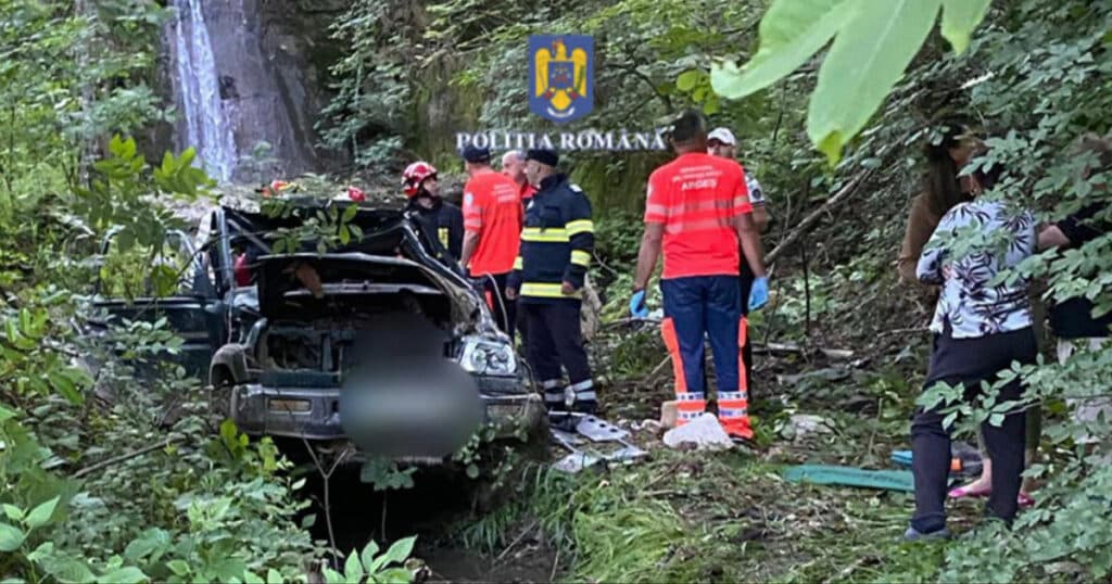 Mașină căzută într-o râpă pe Transfăgărășan. Un bărbat a decedat, iar fiul său se află în stare gravă. Cum s-a întâmplat accidentul?