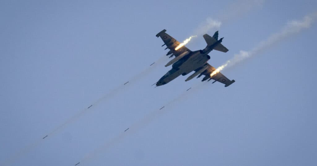 Momentul în care un avion Su-25 rusesc se prăbușește în regiunea Donețk, cel mai probabil doborât de aeronava cu care zbura în formație.
