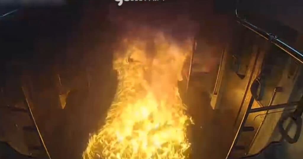 Momentul în care un bărbat toarnă benzină și dă foc unui vagon de metrou plin de călători în Seul