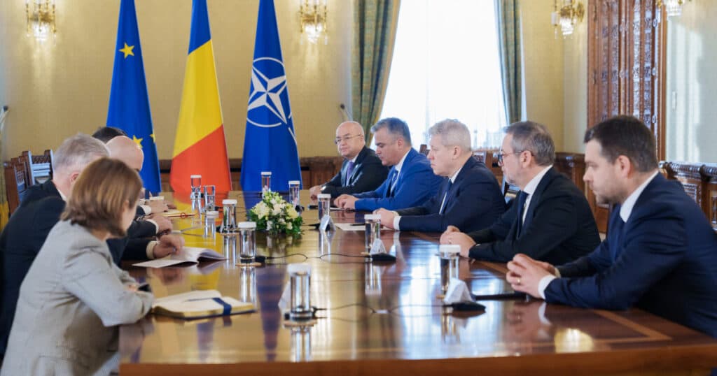 Negocieri privind programul de guvernare. Se pregătesc noi reduceri de cheltuieli. Surse: fără spor de antenă și vouchere de vacanță.