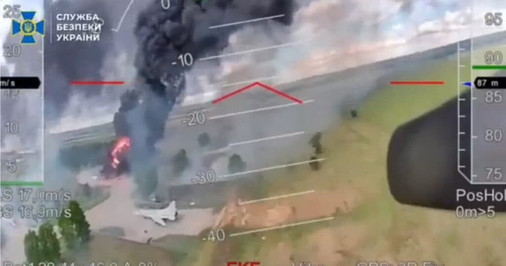 Imagini noi din operațiunea „Pânza de păianjen”: atacul ucrainenilor asupra unui bombardier rusesc, lângă avioane deja în flăcări.