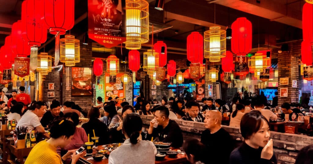 Măsuri noi împotriva corupției: Funcționarii publici din China nu au voie să ia masa în oraș în grupuri mai mari de 3 persoane.