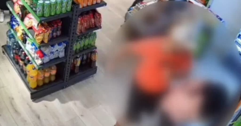 O femeie a fost agresată violent de fostul soț într-un magazin din Ploiești, fără ca nimeni să intervină.