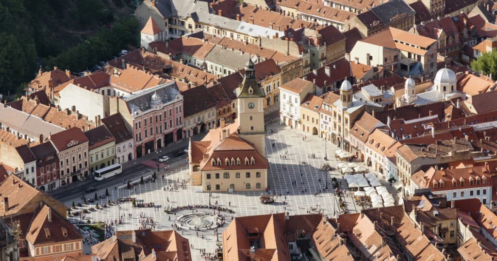 Obligați să refacă fațadele clădirilor pe cheltuiala proprie. Ce riscă mii de proprietari din Brașov dacă nu își renovează locuințele.