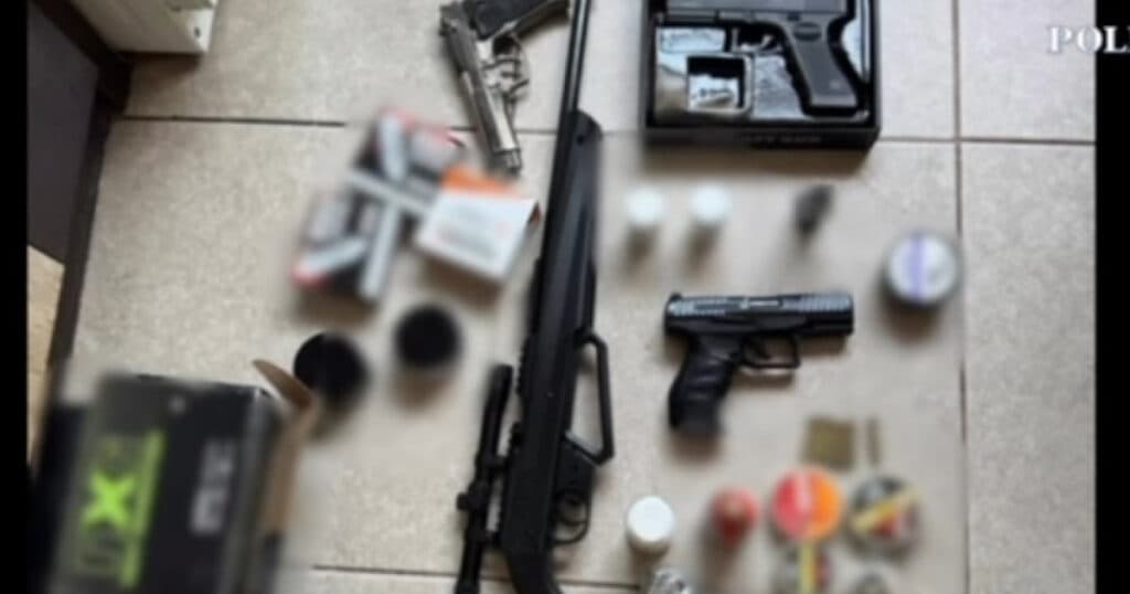 Operațiunea Jupiter: Polițiștii au descoperit zeci de arme în urma perchezițiilor din Capitală, cu 26 de verificări și în județul Argeș.
