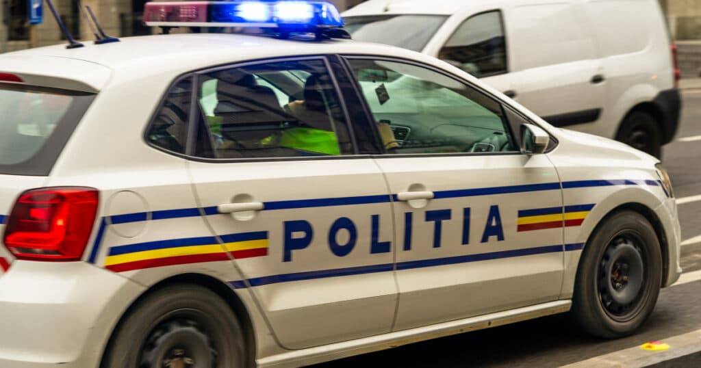 Șofer surprins ignorând bariera coborâtă la o trecere la nivel cu calea ferată din Pitești. Cum a fost sancționat de poliție.