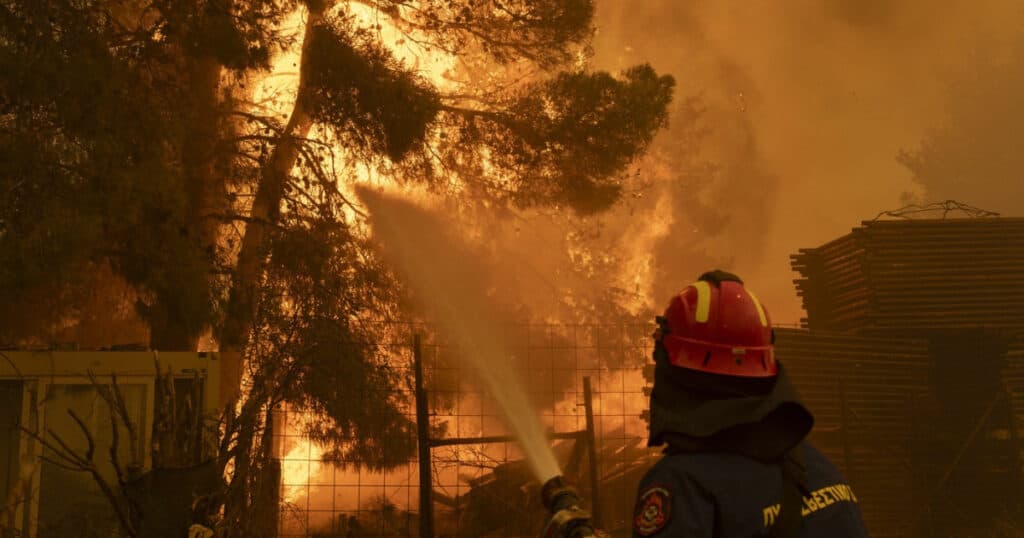 Stare de urgență pe insula grecească Chios din cauza incendiilor de vegetație. Localități evacuate, peste 350 de pompieri mobilizați.
