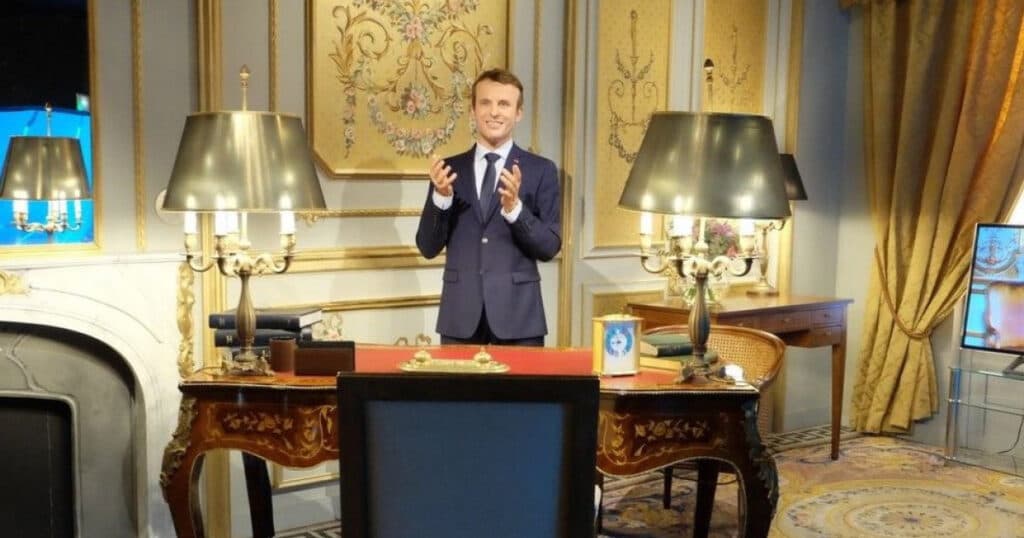 Statuia de ceară a lui Emmanuel Macron a fost furată de la Muzeul Grévin și lăsată în fața Ambasadei Rusiei din Paris.