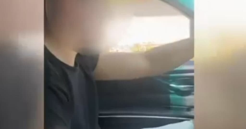 Un viitor polițist din Teleorman a lovit un pieton, apoi s-a înregistrat în timp ce conducea mașina cu parbrizul spart și cânta manele.