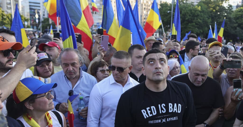 Câteva sute de persoane și George Simion au protestat în Piața Victoriei împotriva „austerității”. Manifestații AUR și în alte orașe.