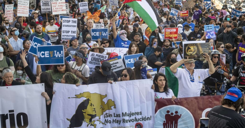 Gaze lacrimogene și grenade sonore utilizate de poliție în centrul Los Angeles, la protestele împotriva raidurilor anti-imigrație.