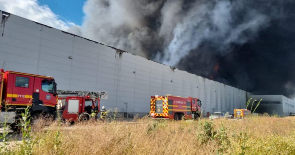 Incendiu la o hală dintr-un parc logistic de la km 23 al Autostrăzii A1. Pompierii intervin cu 14 autospeciale.