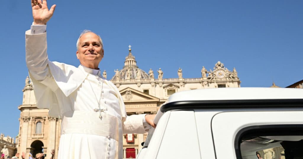 Papa Leon încalcă codul vestimentar papal cu un accesoriu sportiv. Cum i-a surprins pe fanii baseballului la Vatican