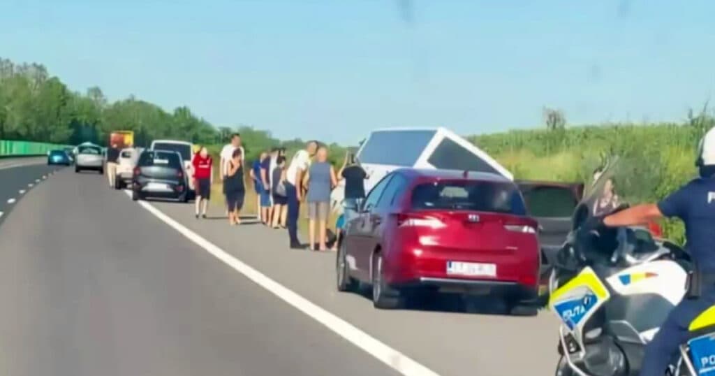 Un deces și mai multe persoane rănite, în urma răsturnării unui autocar plin cu copii pe autostrada A2. A fost activat Planul roșu de intervenție.