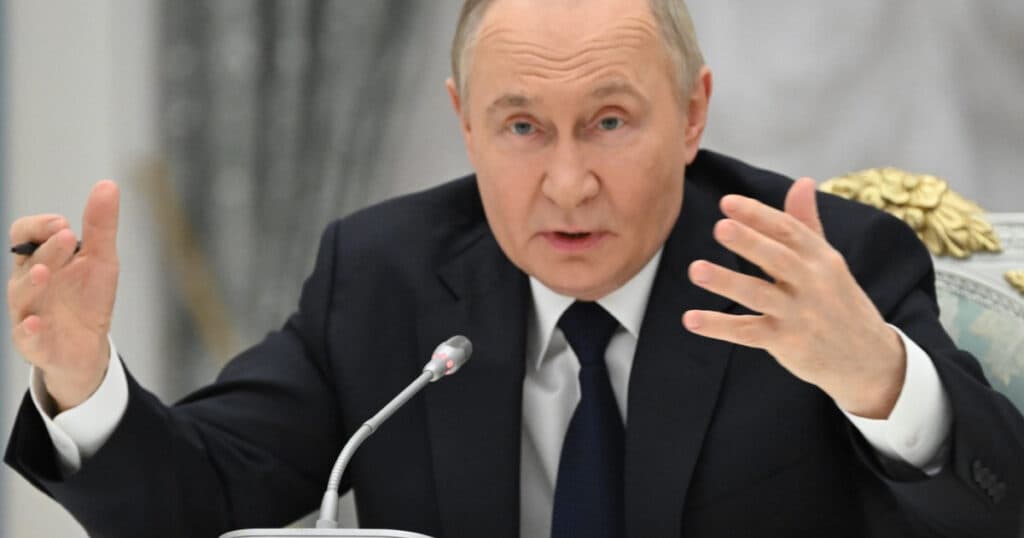 Vladimir Putin susține că „regimul ilegitim de la Kiev” a evoluat într-o „organizație teroristă”