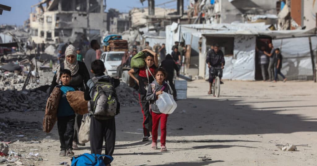 Zeci de palestinieni au fost omorâți în apropierea unui punct de distribuire a ajutoarelor din Gaza, în a treia zi de atacuri consecutive.