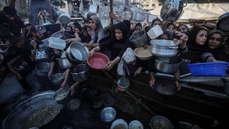 93 de palestinieni care se aflau în așteptarea ajutoarelor umanitare au fost omorâți de forțele israeliene, susține Apărarea Civilă din Gaza.