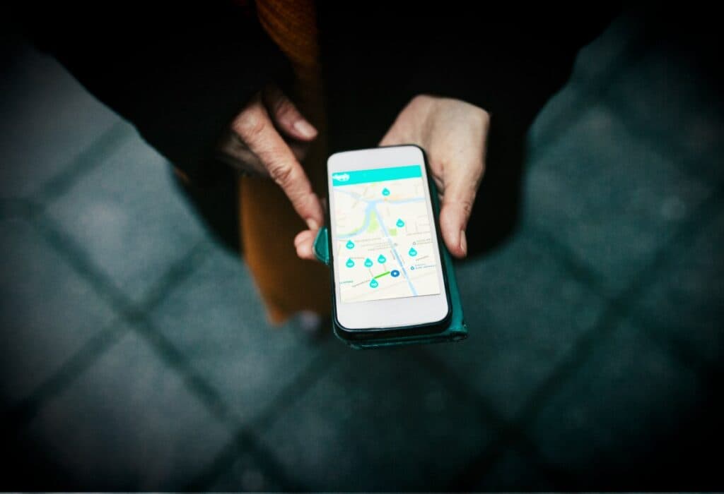 Un furnizor de servicii de supraveghere a fost prins folosind o nouă vulnerabilitate SS7 pentru a urmări locațiile telefoanelor oamenilor.