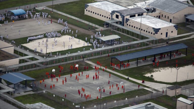 Încercări crunte în centrele ICE din Florida: Migranți umiliți, privați de libertate și obligați să se hrănească „ca animalele” (raport)