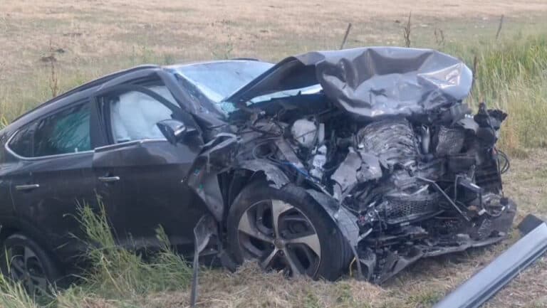 Tragedie în Arad: Două vieți pierdute și doi copii internați în urma unui accident grav.
