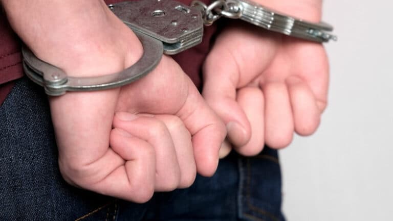 Paznic arestat pentru abuz sexual asupra unei fete de 15 ani dintr-un centru de protecție din București.